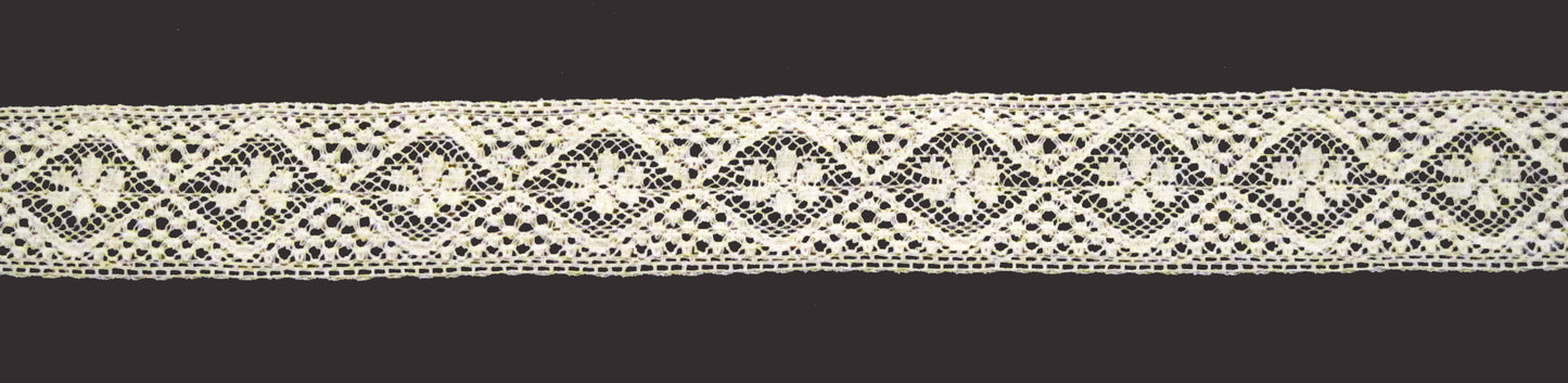 Pizzo cotone alto 2 centimetri e mezzo dritto senza smerlatura con disegno a rombo e fiore centrale