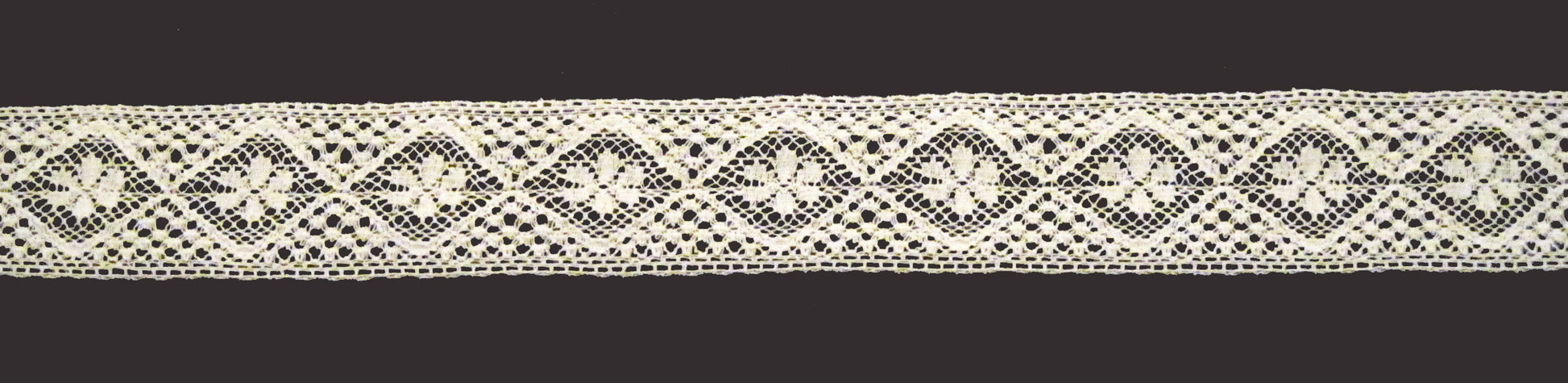 Pizzo cotone alto 2 centimetri e mezzo dritto senza smerlatura con disegno a rombo e fiore centrale