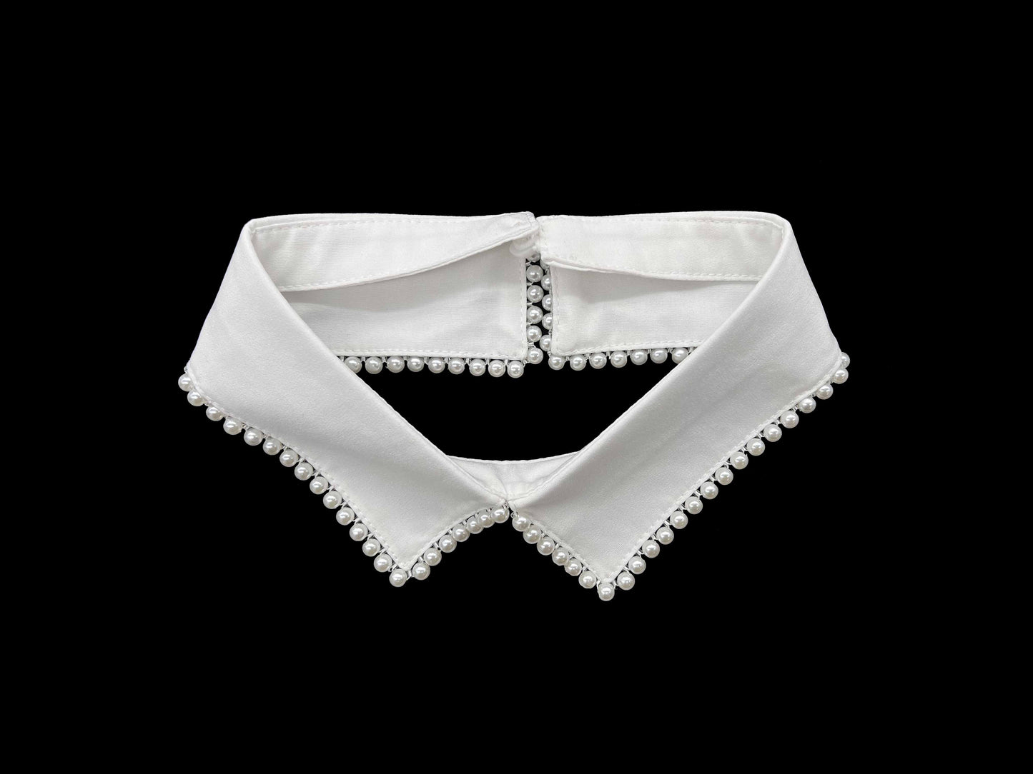 Scolletto Ricamato con Bordo di Perle