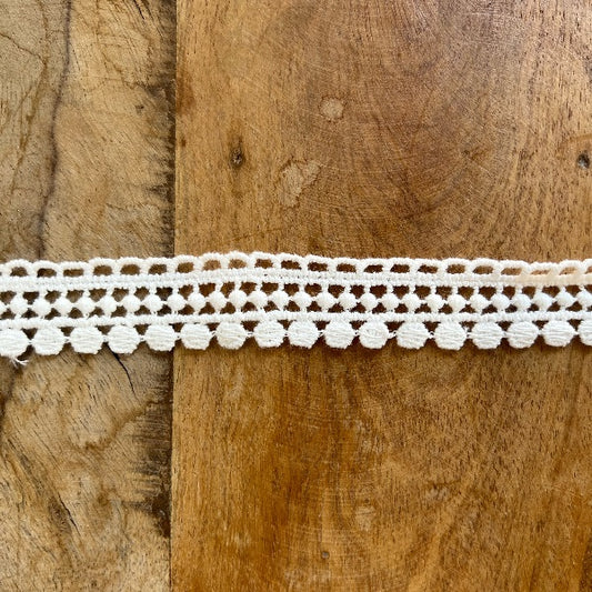 Pizzo Macramè con Disegno a Pallini